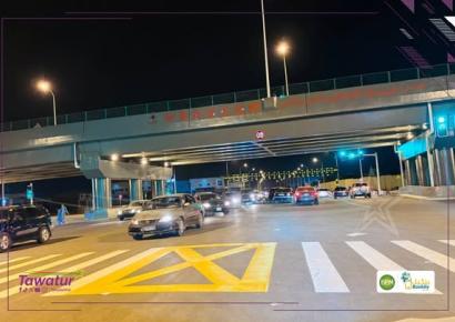 الحياة تدب في جسر الصداقة "مدريد"، بعد افتتاحه رسميا من طرف رئيس الجمهورية. كان الجسر مساء اليوم وجهة لعشرات المواطنين، الذين تهافتوا على هذه المنشأة الجديدة، والمبنية على أشهر ملتقى طرق في العاصمة نواكشوط، لالتقاط الصور وتفقد تفاصيله عن قرب، بعد أن طال ا